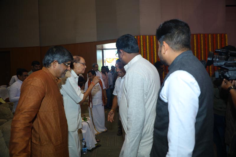 Sri Mulugu Ramalingeshwara Varaprasad Siddhanti was honoured with Jyotishyasastra Vignana Visharadha at Tummalapalli Kalakshetram, Vijayawada (68)